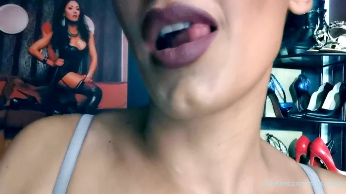 How Could Anyone Ever Resist My Eyes & Cleavage - MISS ALEXYA - MP4