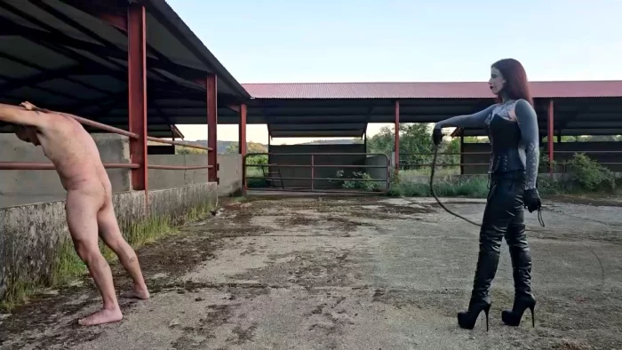 100 Lashes With Her New Bullwhips - MISTRESS LUNATIKA / LUNATIKASM - MP4