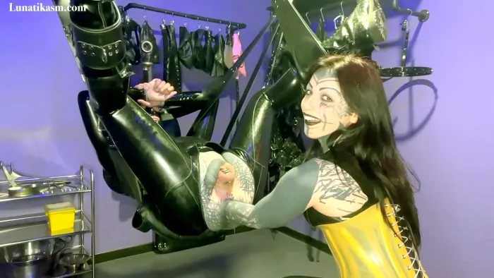 Fist In Latex - MISTRESS LUNATIKA / LUNATIKASM - MP4