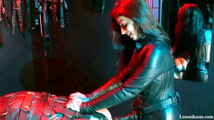 Sounds Of Leather Pegging - MISTRESS LUNATIKA / LUNATIKASM - MP4