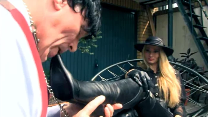 Empress Victoria - Outdoor Bootworship - SADO-LADIES - MP4