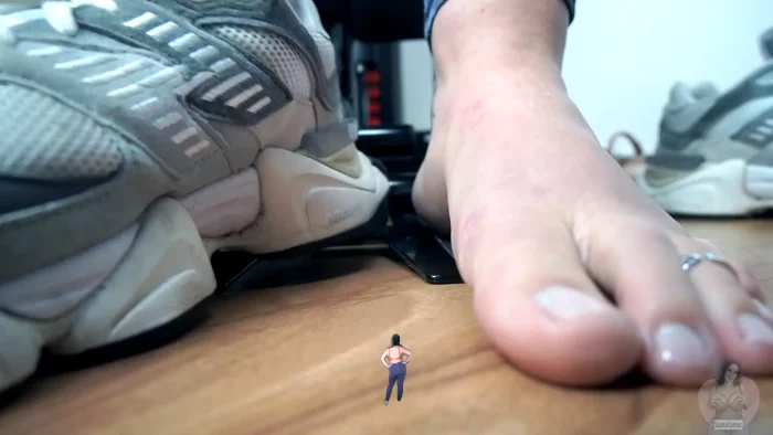 The Giantess Gym - SASHA CURVES - MP4