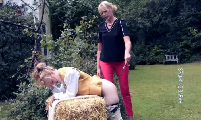 Stable Girl Cropped - SPANKINGSARAH / STRAND VIDEO - MP4