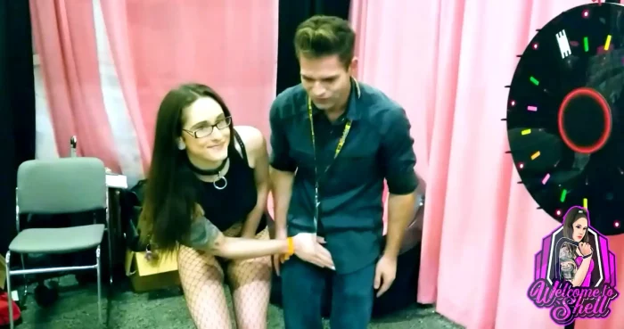Public Ballbusting At Exxxotica - WELCOME TO SHELL / AKIRASHELL - MP4