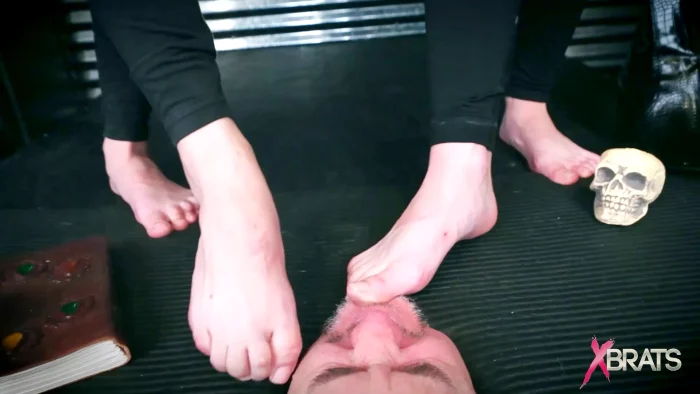 Jason Ninja, Kate England, Mandy Wolf In Scene: Mandy & Kate - Stuck In The Foxxxbox - XBRATS / BRATTY FOOT GIRLS - MP4