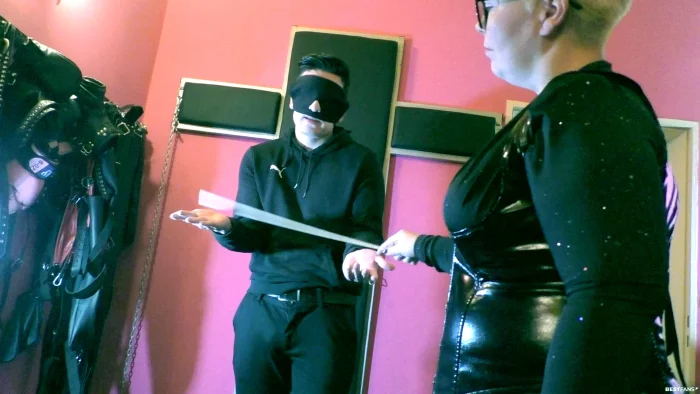 Discipline Begins In The Hands - DOMINA LADY SUSAN - MP4