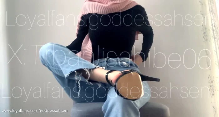 Does A Muslim Hijabi Giantess Make You Feel Weak - HIJAB MUSLIM MISTRESS / GODDESS AHSEN - MP4