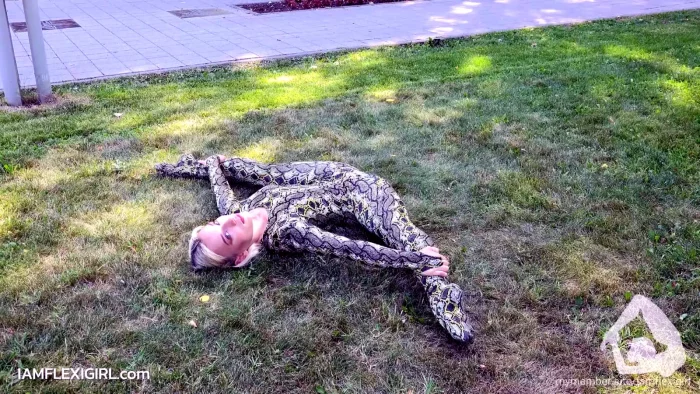 Like A Snake - IAMFLEXIGIRL - MP4