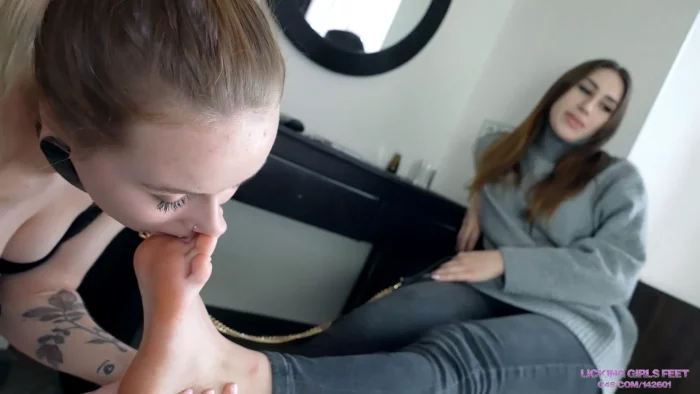 Good Bitch For My Sweaty Feet - LICKING GIRLS FEET - MP4