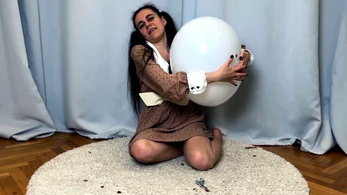 I Jumped On A White Balloons With My Beautiful Butt - MOMMY HOUSE / DOMINA LEE / STEPMOMMY HOUSE - MP4