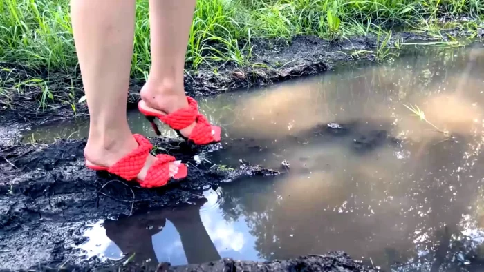 Struggling On Orange Sandals High Heels Walking - MOMMY HOUSE / DOMINA LEE / STEPMOMMY HOUSE - MP4