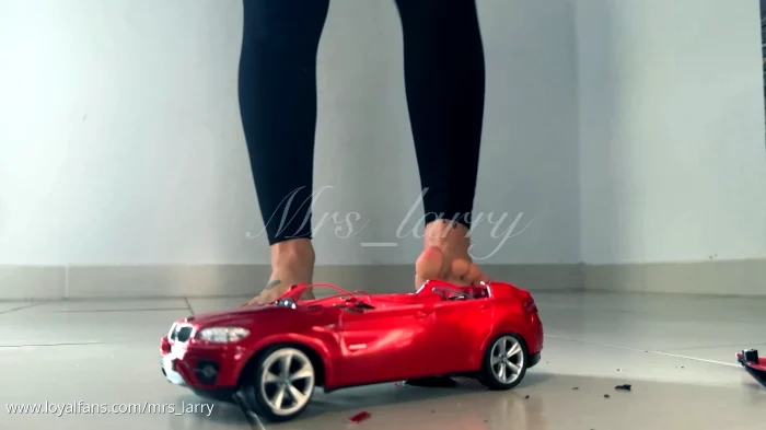 Watch Out For My Feet - MRSLARRY / MISTRESS LARRY - MP4