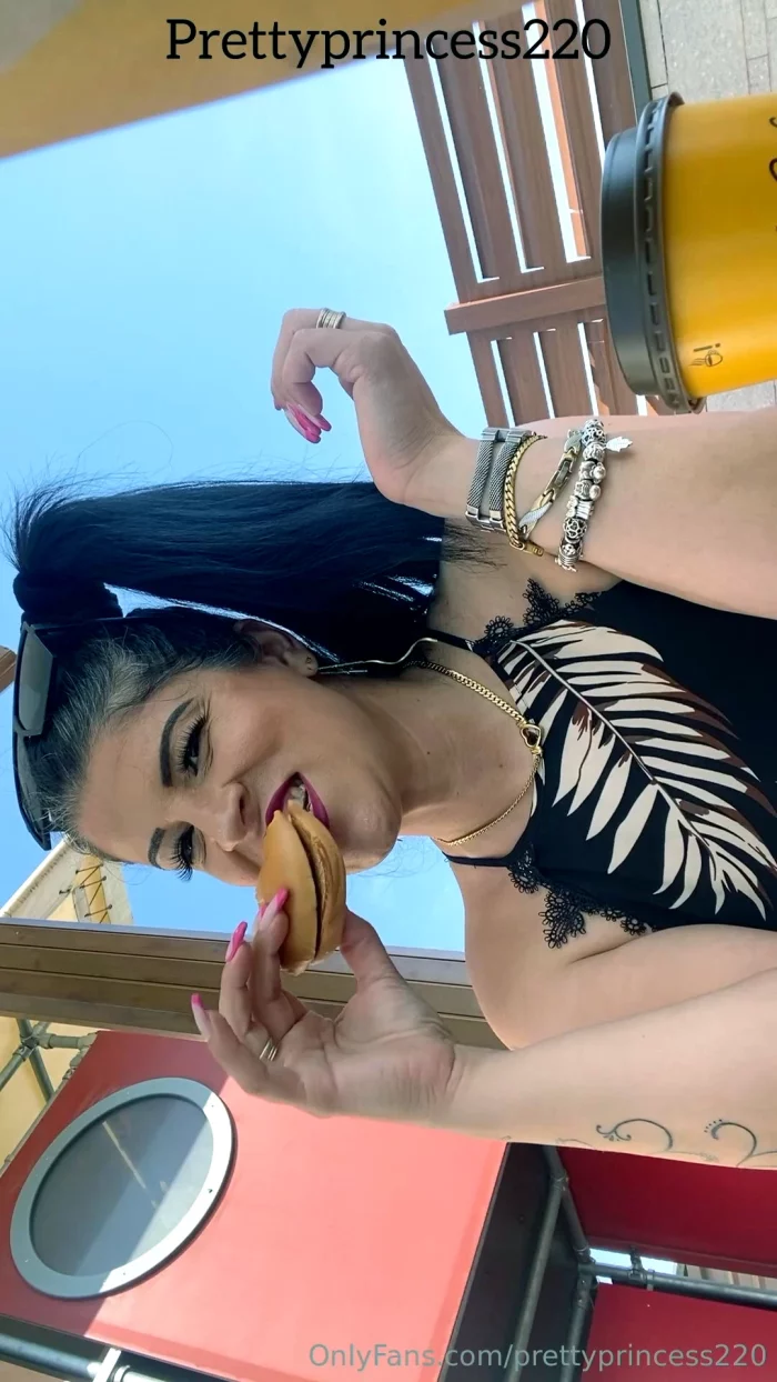 Eating And Farting In Public Mc Donald - PRETTY PRINCESS 220 - MP4
