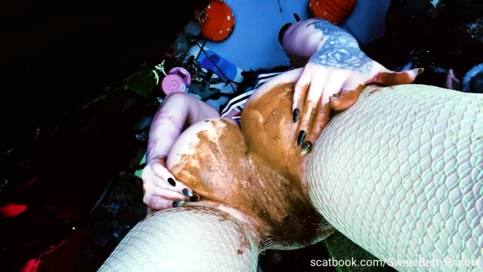 Swollen Pussy X Shitty Play - SWEET BETTY PARLOUR - MP4